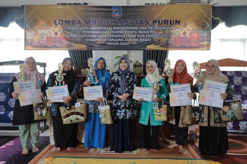 Hj Fadhilah Sadat bersama Para Juara Lomba Modifikasi Tas Purun. FOTO : Ist