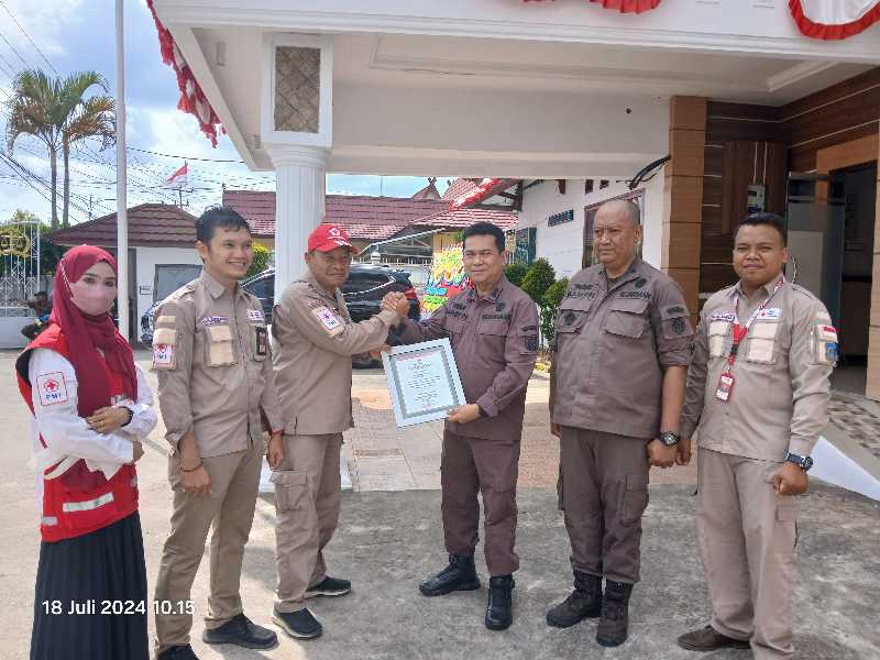 Kajari Tanjab Barat Radot Parulian Menerima Piagam Penghargaan dari Ketua PMI H Yan Ery. FOTO : LT