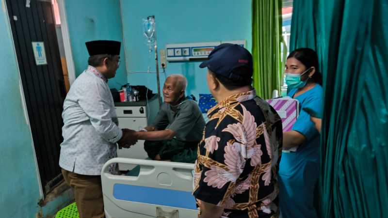 Bupati Tanjab Barat Drs H Anwar Sadat, M. Ag jenguk Pasien di RSUD KH Daud Arif. FOTO : Ist