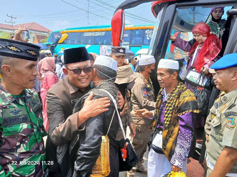 H Angsori menyambut langsung kedatangan Jamaah Haji Kloter 27 dI Alun-Alun Kota Kuala Tungkal. FOTO : LT