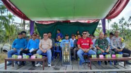 (Baju Merah) Camat Kuala Betara Badai Permana bersama Danramil 419-03/TI, Ketua KONI Jamal Darmawan Sie dan Pengurus serta undangan pembukaan Camat Cup Kuala Betara 2024. FOTO : LT 