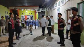 Beberapa Personel Polres Tanjab Barat saat melaksanakan giat pengamanan di Lokasi Deklarasi PKB Jalan Siswa Kuala Tungkal. FOTO : LT