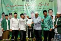 H Abdul Hamid, SH didampingi Muhammad Zaki, ST dan pengurus menyerahkan SK DPP Penetapan Pasangan Drs H Anwar Sadat, M. Ag-Dr Katamso SA, SE., ME dari PKB. FOTO : LT