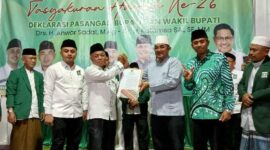 H Abdul Hamid, SH didampingi Muhammad Zaki, ST dan pengurus menyerahkan SK DPP Penetapan Pasangan Drs H Anwar Sadat, M. Ag-Dr Katamso SA, SE., ME dari PKB. FOTO : LT