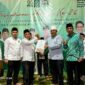 H Abdul Hamid, SH didampingi Muhammad Zaki, ST dan pengurus menyerahkan SK DPP Penetapan Pasangan Drs H Anwar Sadat, M. Ag-Dr Katamso SA, SE., ME dari PKB. FOTO : LT