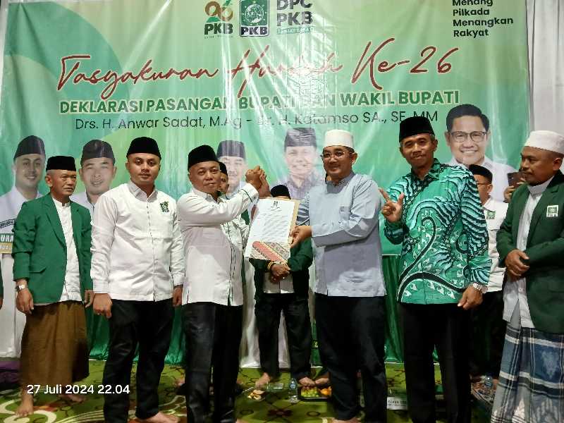 H Abdul Hamid, SH didampingi Muhammad Zaki, ST dan pengurus menyerahkan SK DPP Penetapan Pasangan Drs H Anwar Sadat, M. Ag-Dr Katamso SA, SE., ME dari PKB. FOTO : LT