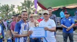 Bupati H Anwar Sadat bersama Camat Kuala Betara Badai Permana, Ketua Umum KONI Jamal Darmawan Sie, Kades Sungai Dungun dan Anggota Dewan Terpilih Albert Chaniago saat menyerahkan Tropi dan Uang Pembinaan (Simbolis) kepada Kapten Kesebelasan Sungai Dualap Juara I Camat Cup Kuala Betara. FOTO : LT