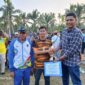 Camat Kuala Betara Badai Permana menyerahkan Tropi dan Uang Pembinaan kepada Kapten dan Tim Manager Kesebelasan Desa Suak Labu Juara III Camat Cup Kuala Betara. FOTO : LT