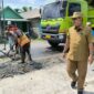 Bupati Tanjab Barat Drs H Anwar Sadat, M. Ag pantau langsung pengaspala Jalan Lintas Jambi-Kualatung di Sungai Saren. FOTO : Ist