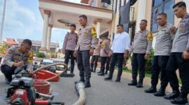 Kapolres Tanjab Barat AKBP Agung Basuki, SIK, MM bersama Tim Opsnal cek perlengkapan pemadaman Karhutla di Mapolres Tanjab Barat Senin (29/7/24). FOTO : LT