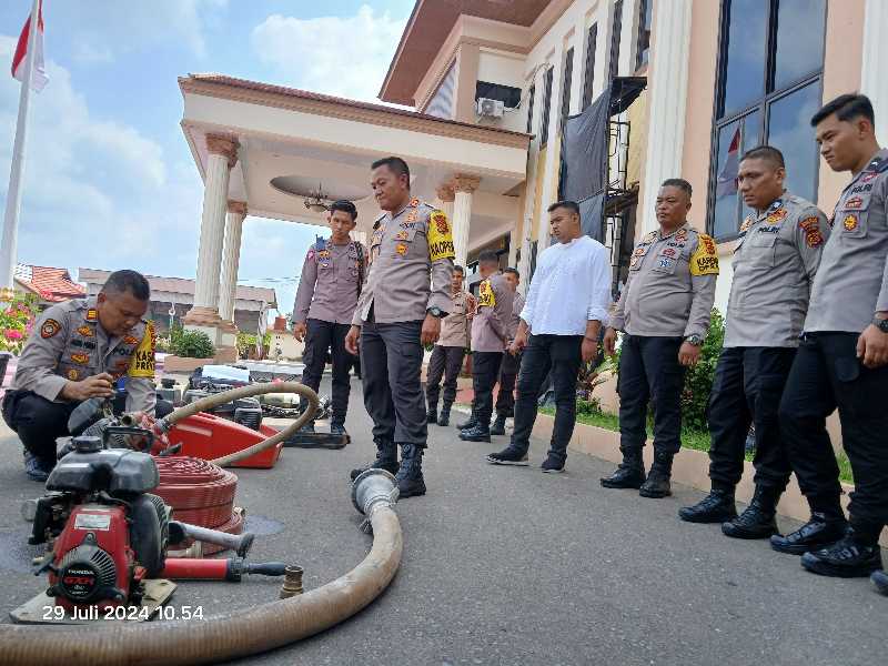 Kapolres Tanjab Barat AKBP Agung Basuki, SIK, MM bersama Tim Opsnal cek perlengkapan pemadaman Karhutla di Mapolres Tanjab Barat Senin (29/7/24). FOTO : LT