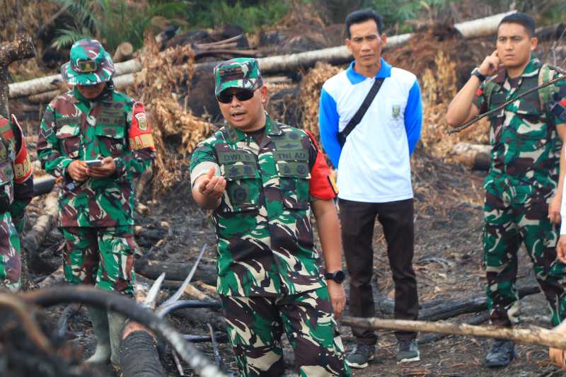 Dandim 0419/Tanjab Letkol Arm Dwi Sutaryo, SE., M. Han didampingi Danramil 419-03/Tungkal Ilir, Babinsa, Bhabinkamtibmas dan pihak terkait saat pengecekan Lahan di Sungai Dungun, Rabu (31/7/24). FOTO : Pentjb