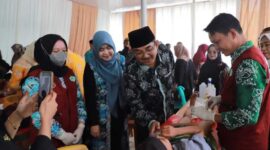 Bupati Tanjab Barat Drs H Anwar Sadat, M. Ag didampingi Hj Fadhilah Sadat berikan semangat kepada Anak yang dikhitan. FOTO ; Prokopim