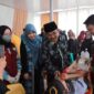 Bupati Tanjab Barat Drs H Anwar Sadat, M. Ag didampingi Hj Fadhilah Sadat berikan semangat kepada Anak yang dikhitan. FOTO ; Prokopim