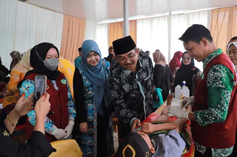 Bupati Tanjab Barat Drs H Anwar Sadat, M. Ag didampingi Hj Fadhilah Sadat berikan semangat kepada Anak yang dikhitan. FOTO ; Prokopim