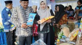 Bupati H Anwar Sadat didampingi Ketua Dekranasda Hj  Fadhilah Sadat melihat Produk unggulan khas Tanjab Barat yang dijajakan di Stand Kooerindag dan Dekranasda. FOTO : LT