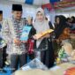 Bupati H Anwar Sadat didampingi Ketua Dekranasda Hj  Fadhilah Sadat melihat Produk unggulan khas Tanjab Barat yang dijajakan di Stand Kooerindag dan Dekranasda. FOTO : LT