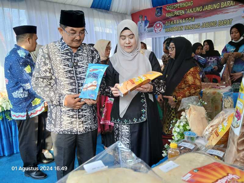 Bupati H Anwar Sadat didampingi Ketua Dekranasda Hj  Fadhilah Sadat melihat Produk unggulan khas Tanjab Barat yang dijajakan di Stand Kooerindag dan Dekranasda. FOTO : LT