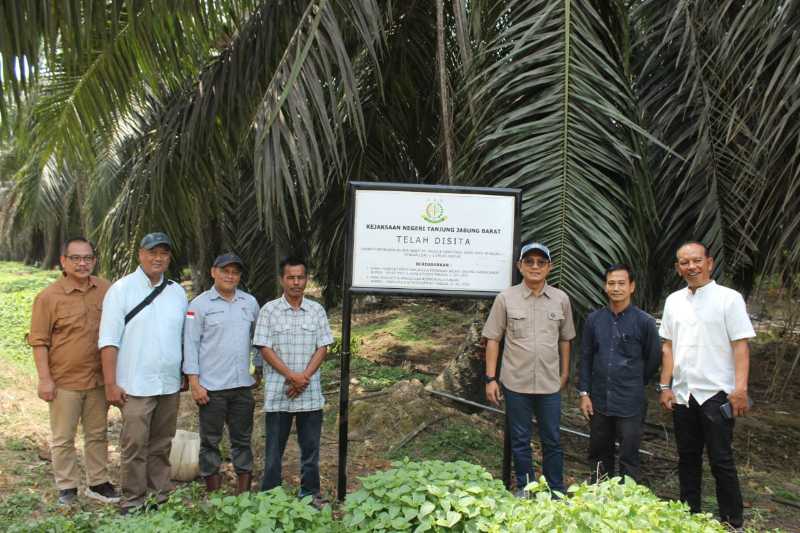 Penyidik Kejari Tanjab Barat bersama Pihak-pihak terkait saat penyitaan Lahan Perkebunan PT PSJ. FOTO : Dok Kejari