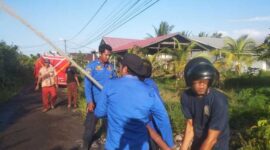 Petugas saat melakukan pemadaman Kebakaran semak belukar dekat pemukiman warga di Lorong SMA PHI RT 17 Kelurahan Tungkal III
 FOTO : Dok Damkar