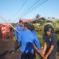 Petugas saat melakukan pemadaman Kebakaran semak belukar dekat pemukiman warga di Lorong SMA PHI RT 17 Kelurahan Tungkal III
 FOTO : Dok Damkar