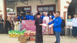 Eko dan Pengurus Daerah IWO Tanjab Barat menyerahkan santuan dan bantuan sembako untuk Santri Ponpes Al-Qur'an As-Syatibi Kuala Tungkal. FOTO : Dok IWO