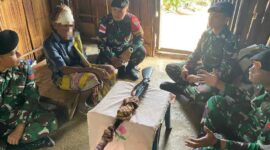 Satgas Yonkav 6/Naga Karimata menerima Sepucuk Senpi Rakitan dari Warga. FOTO : Ist