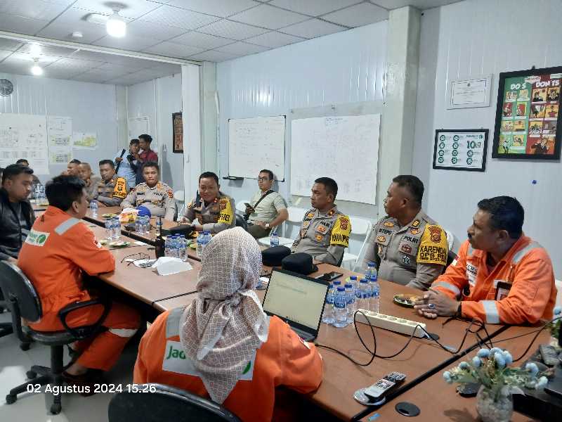 Kapolres Tanjab Barat AKBP Agung Basuki, SIK, MM didampingi Wakapolres Kompol Jan Manto Hasiholan, SH, SIK, MH dan PJU saat tatap muka dengan Pihak Jadestone Energy. FOTO : LT