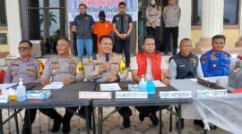 Kapolres AKBP Agung Basuki, SIK, MM didampingi Kabag Ops AKP Julius Sitepu, Kasatreskrim AKP Frans Septiawan Sipayung, Kapolsek Merlung AKP Agung Heru Wibowo dan PJU Polres saat gelar Barang Bukti dan TSK Karhutla, Selasa (6/8/24). FOTO : LT