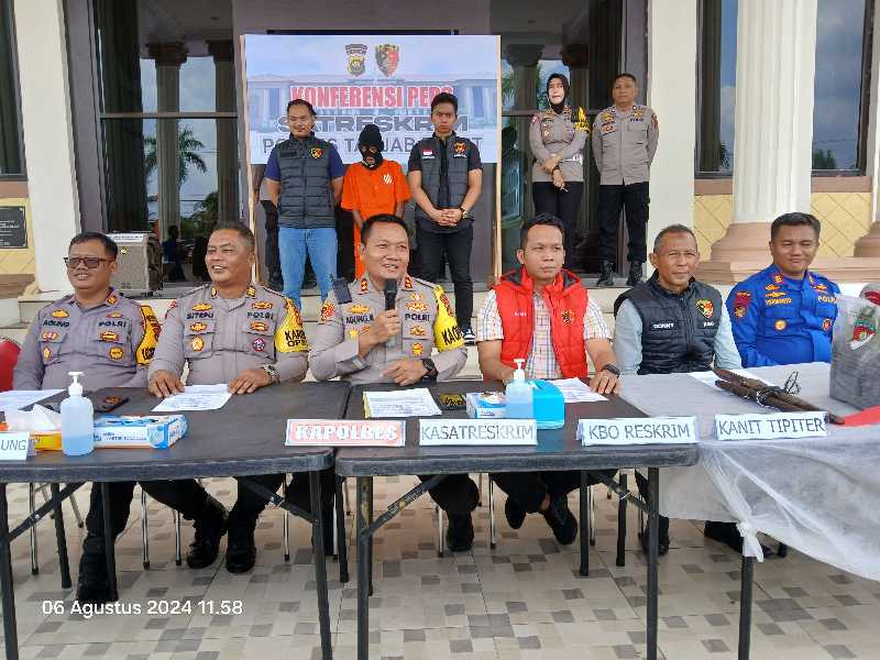 Kapolres AKBP Agung Basuki, SIK, MM didampingi Kabag Ops AKP Julius Sitepu, Kasatreskrim AKP Frans Septiawan Sipayung, Kapolsek Merlung AKP Agung Heru Wibowo dan PJU Polres saat gelar Barang Bukti dan TSK Karhutla, Selasa (6/8/24). FOTO : LT