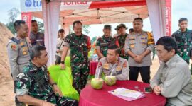 Danrem O42/Gapu Brigejn TNI Rachmad dan Kapolda Jambi Irjen Pol Rusdi Hartono bersama pihak Kehutanan bicarakan Titik lokasi kebakaran serta Pos Pantau di Peta disaksikan Dandim 0419/Tanjab dan Kapolres Tanjab Barat. FOTO : LT