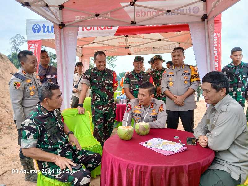 Danrem O42/Gapu Brigejn TNI Rachmad dan Kapolda Jambi Irjen Pol Rusdi Hartono bersama pihak Kehutanan bicarakan Titik lokasi kebakaran serta Pos Pantau di Peta disaksikan Dandim 0419/Tanjab dan Kapolres Tanjab Barat. FOTO : LT