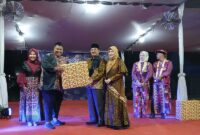 Bupati H Anwar Sadat didampingi Ketua Dekranasda Hj Fadhilah Sadat menyerahkan Hadiah kepada Kabag Hukum Agus Sumantri dan Istri Juara Favorit Fashion Show Tanjung Jabung Barat berbatik, Jum'at (10/8/24). FOTO : LT