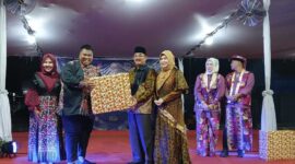 Bupati H Anwar Sadat didampingi Ketua Dekranasda Hj Fadhilah Sadat menyerahkan Hadiah kepada Kabag Hukum Agus Sumantri dan Istri Juara Favorit Fashion Show Tanjung Jabung Barat berbatik, Jum'at (10/8/24). FOTO : LT