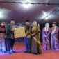 Bupati H Anwar Sadat didampingi Ketua Dekranasda Hj Fadhilah Sadat menyerahkan Hadiah kepada Kabag Hukum Agus Sumantri dan Istri Juara Favorit Fashion Show Tanjung Jabung Barat berbatik, Jum'at (10/8/24). FOTO : LT