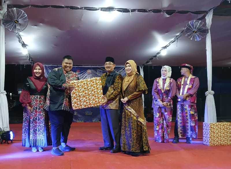 Bupati H Anwar Sadat didampingi Ketua Dekranasda Hj Fadhilah Sadat menyerahkan Hadiah kepada Kabag Hukum Agus Sumantri dan Istri Juara Favorit Fashion Show Tanjung Jabung Barat berbatik, Jum'at (10/8/24). FOTO : LT