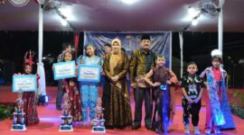 Bupati H Anwar Sadat didampingi Ketua Dekranasda Tanjab Barat Hj Fadhilah Sadat bersama para Juara Fashion Show Batik Kategori Anak-Anak. FOTO : Asri Pct