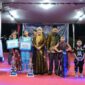 Bupati H Anwar Sadat didampingi Ketua Dekranasda Tanjab Barat Hj Fadhilah Sadat bersama para Juara Fashion Show Batik Kategori Anak-Anak. FOTO : Asri Pct