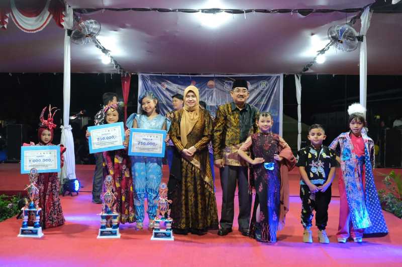 Bupati H Anwar Sadat didampingi Ketua Dekranasda Tanjab Barat Hj Fadhilah Sadat bersama para Juara Fashion Show Batik Kategori Anak-Anak. FOTO : Asri Pct