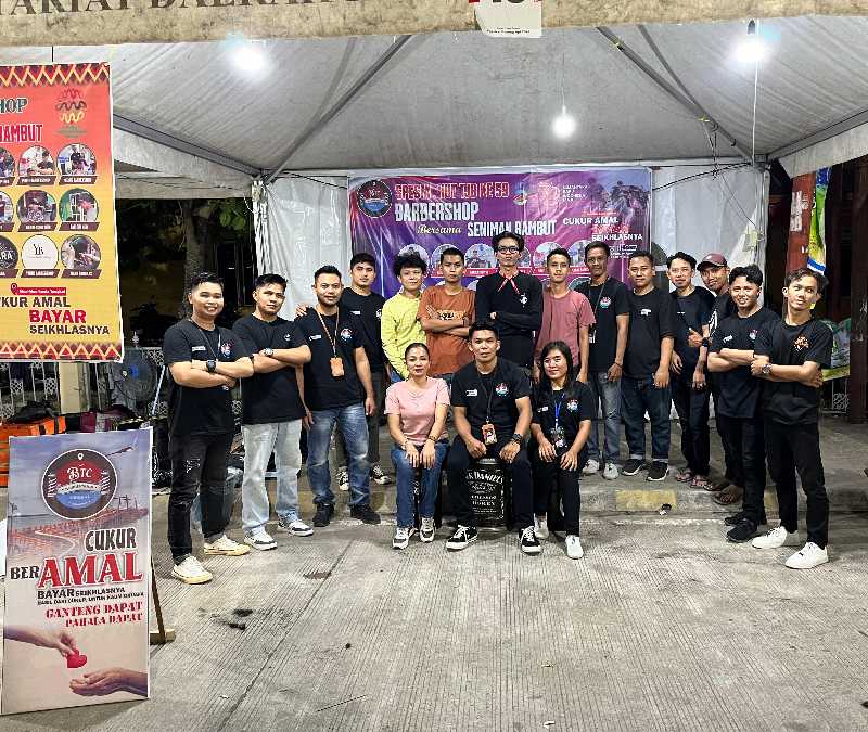 BTC dan Seniman Rambut kegiatan Cukur Amal di Festival Payung Api di Alun-Alun Kota Kuala Tungkal. FOTO : Dok BTC