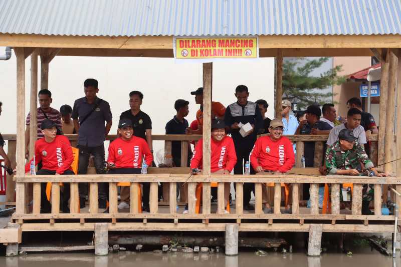 Kapolres Tanjung Jabung Barat AKBP Agung Basuki bersama Bupati H Anwar Sadat dan unsur forkopimda saat lomba mancing. FOTO : Humas 