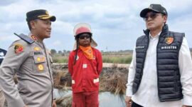 Kombes Pol Bambang Yugo Pamungkas didampingi Kapolres Tanjab Barat AKBP Agung Basuki dan satgas Karhutla Manggala Agni. FOTO : LT