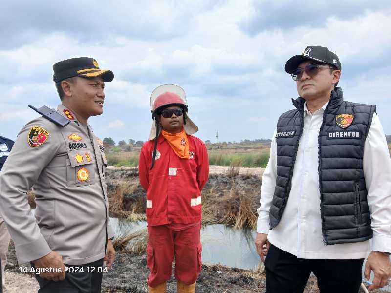 Kombes Pol Bambang Yugo Pamungkas didampingi Kapolres Tanjab Barat AKBP Agung Basuki dan satgas Karhutla Manggala Agni. FOTO : LT