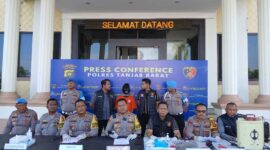 Kapolres Tanjung Jabung Barat AKBP Agung Basuki, S. I. K., M. M didampingi PJU gelar Tersangka dan Barang Bukti Pembakaran Lahan, Kamis (15/8/24). FOTO : LT 
