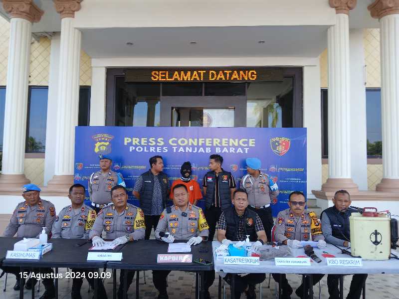 Kapolres Tanjung Jabung Barat AKBP Agung Basuki, S. I. K., M. M didampingi PJU gelar Tersangka dan Barang Bukti Pembakaran Lahan, Kamis (15/8/24). FOTO : LT 
