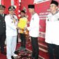 Bupati Tanjab Barat H Anwar Sadat didampingi Kalapas Kelas IIB Kuala Tungkal I Gusti Lanang ACP saat menyerahkan SK Remisi. FOTO : Humas