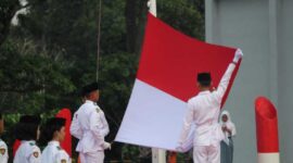 Pengibaran Sang Merah Putih di Halaman Kantor PT LPPPI Kecamatan Tebing Tinggi. FOTO : Dok Humas