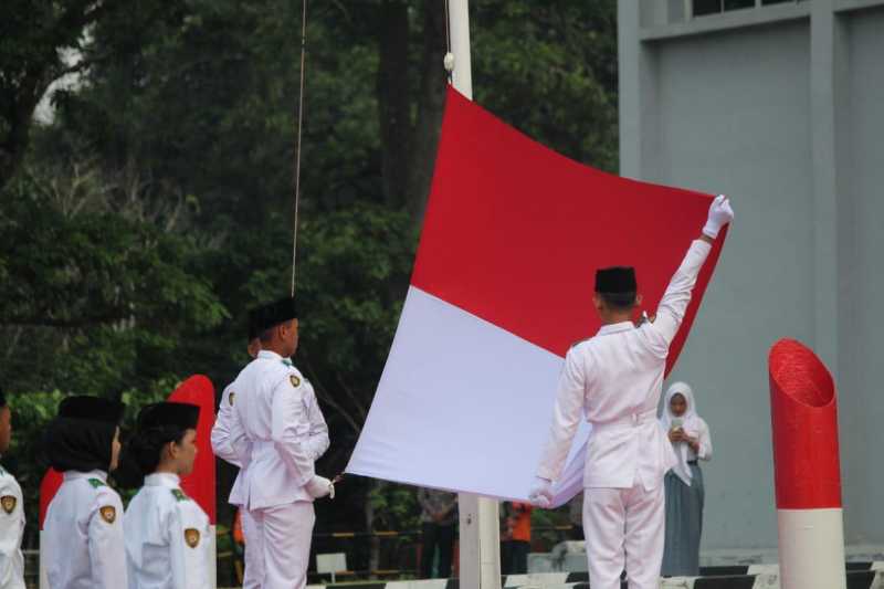 Pengibaran Sang Merah Putih di Halaman Kantor PT LPPPI Kecamatan Tebing Tinggi. FOTO : Dok Humas