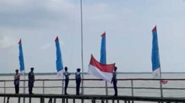 Pengibaran Bendera Merah Putih di Kawasan Mangrove Pantai Kelapa Kuala Tungkal. FOTO : Ist