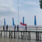 Pengibaran Bendera Merah Putih di Kawasan Mangrove Pantai Kelapa Kuala Tungkal. FOTO : Ist